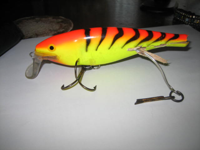 Lot of 15 items 9 Muskie Lures Fishing Musky - general for sale