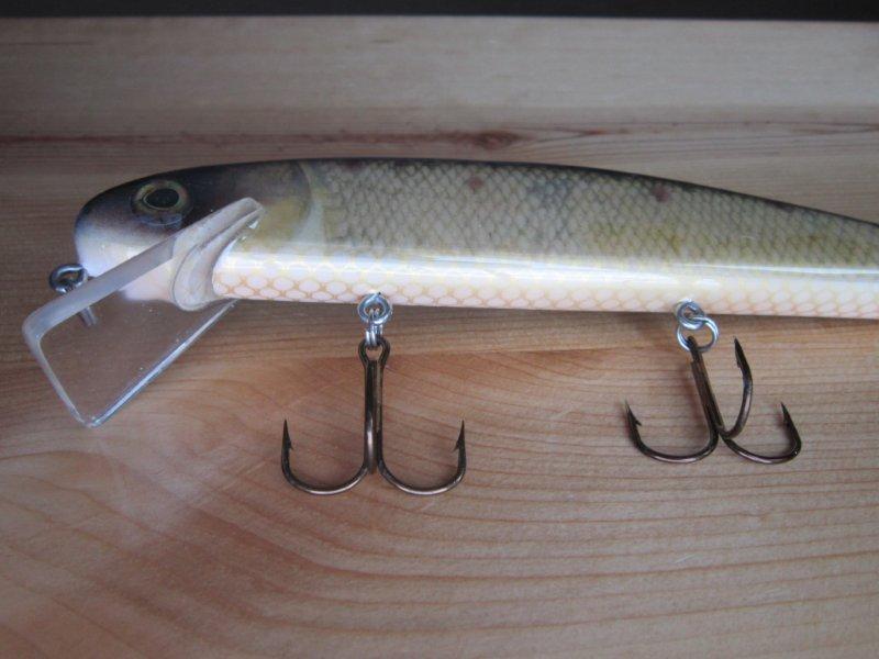 MuskieFIRST  through wire verse screw eyes » Basement Baits and Custom Lure  Painting » More Muskie Fishing